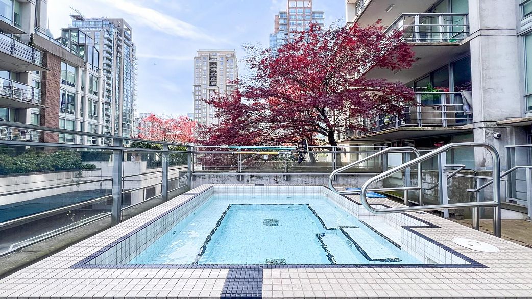 2004 565 Smithe Street