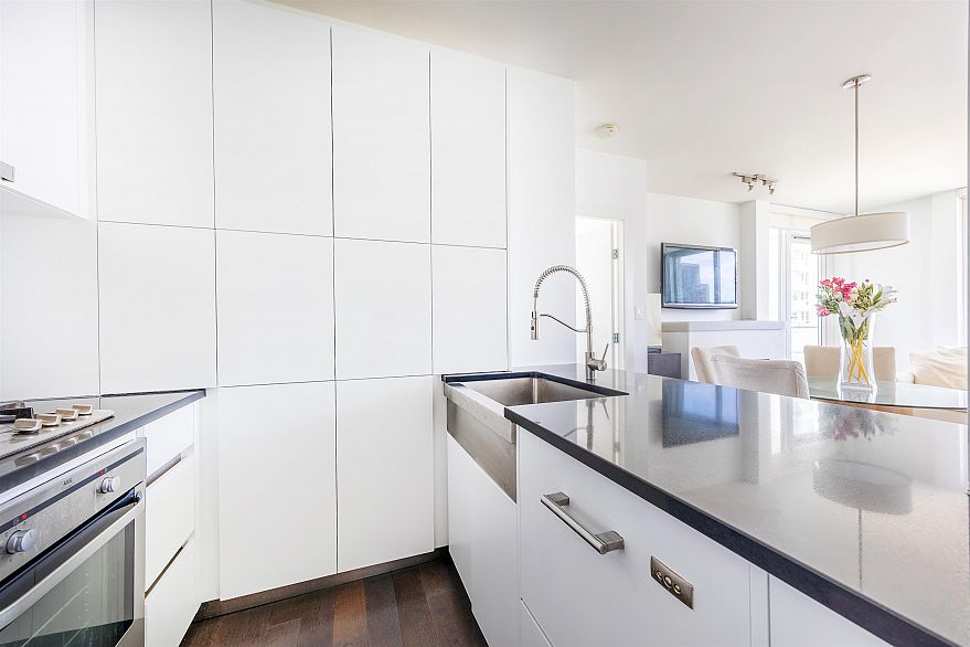 2004 565 Smithe Street