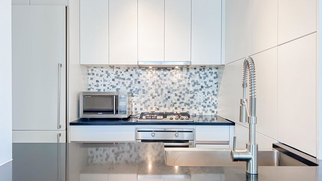 2004 565 Smithe Street