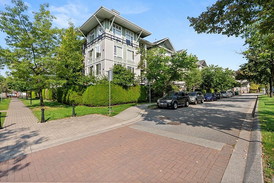 417 7089 Mont Royal Square