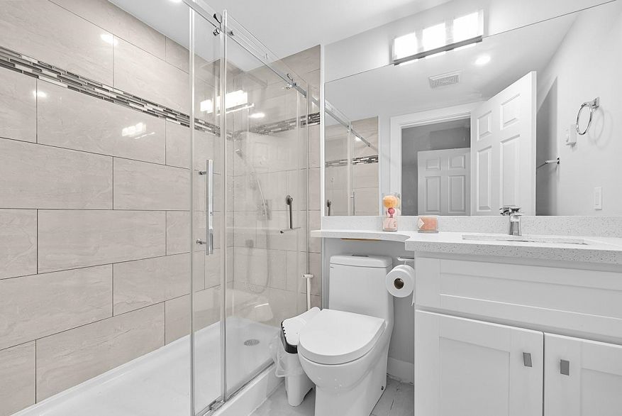 211 5818 Lincoln Street