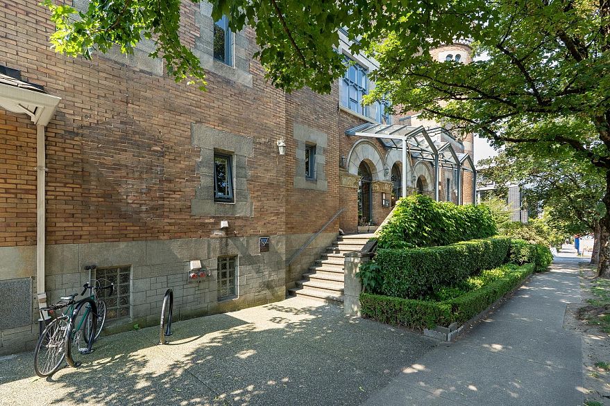 204 2525 Quebec Street