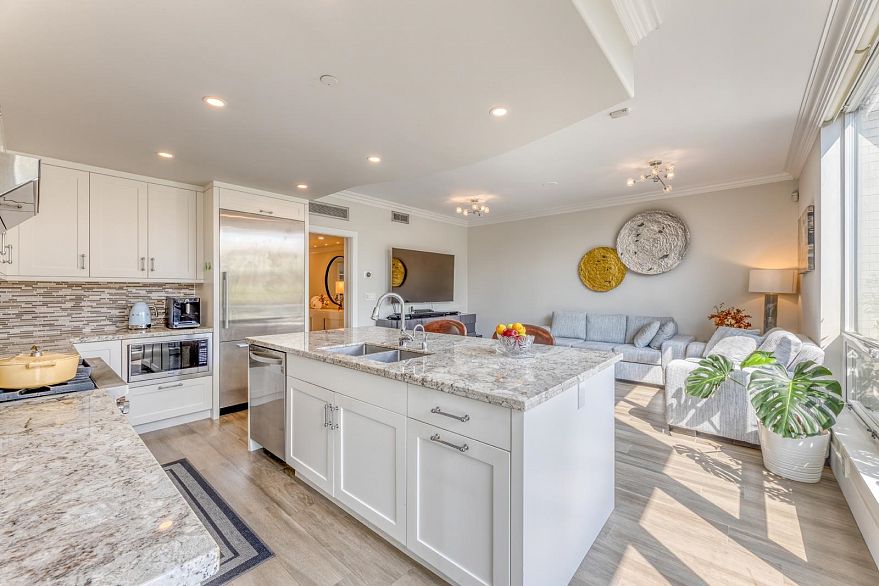 110 1328 Marinaside Crescent