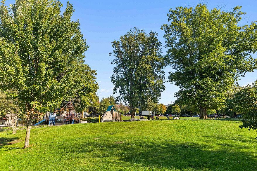 202 1422 E 3rd Avenue