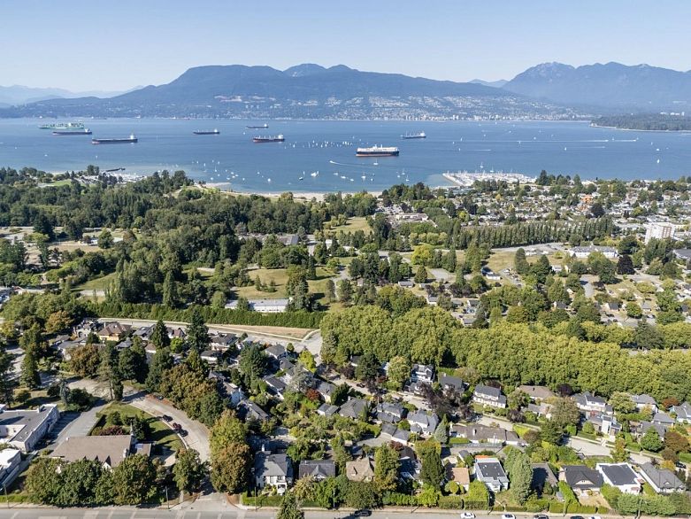 2533 Wallace Crescent