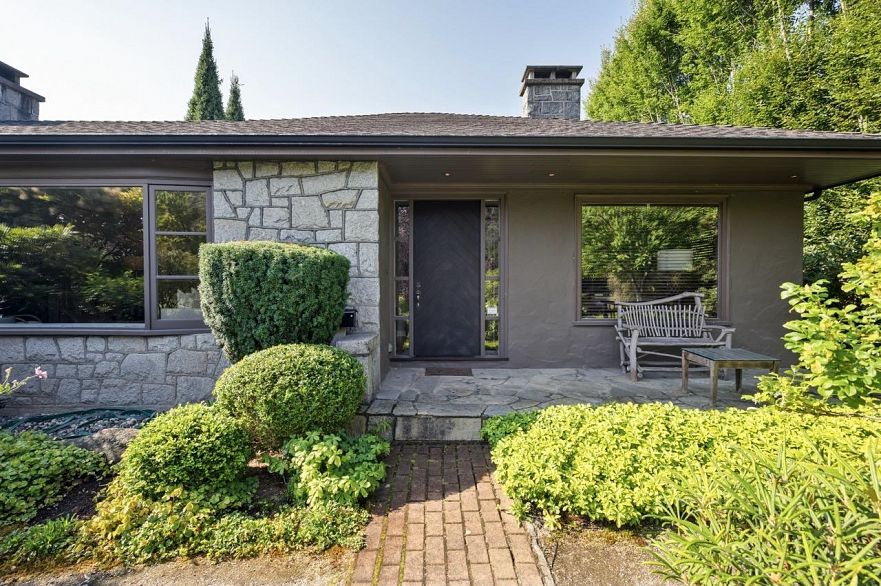2533 Wallace Crescent