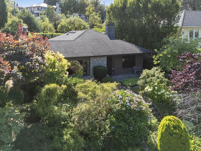 2533 Wallace Crescent