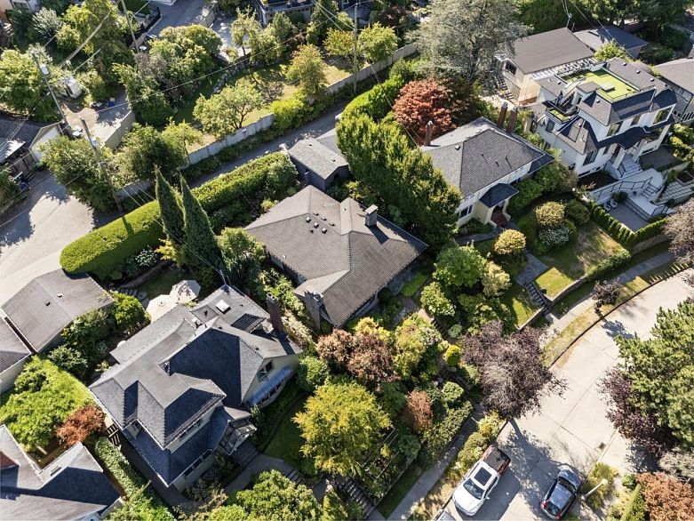 2533 Wallace Crescent