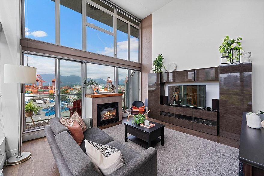 605 289 Alexander Street