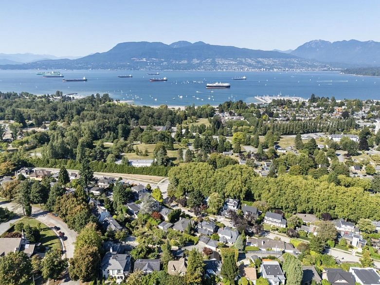 2533 Wallace Crescent