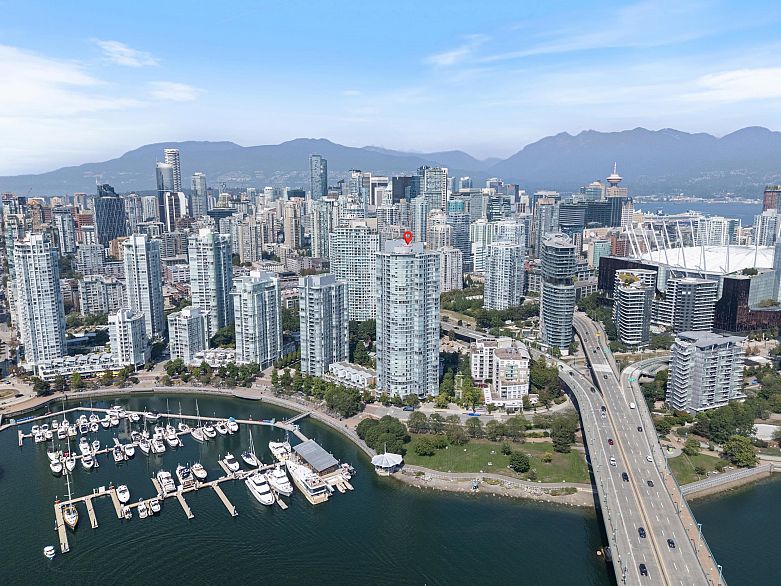 1901 1033 Marinaside Crescent