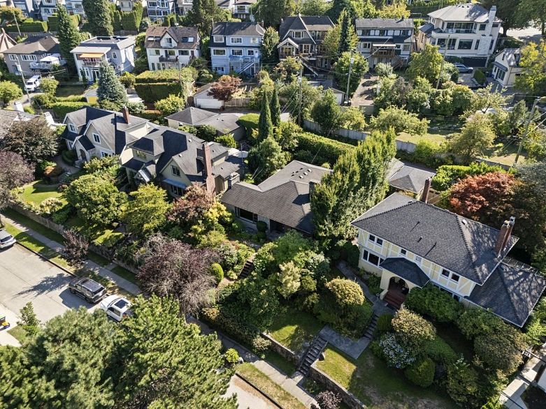 2533 Wallace Crescent