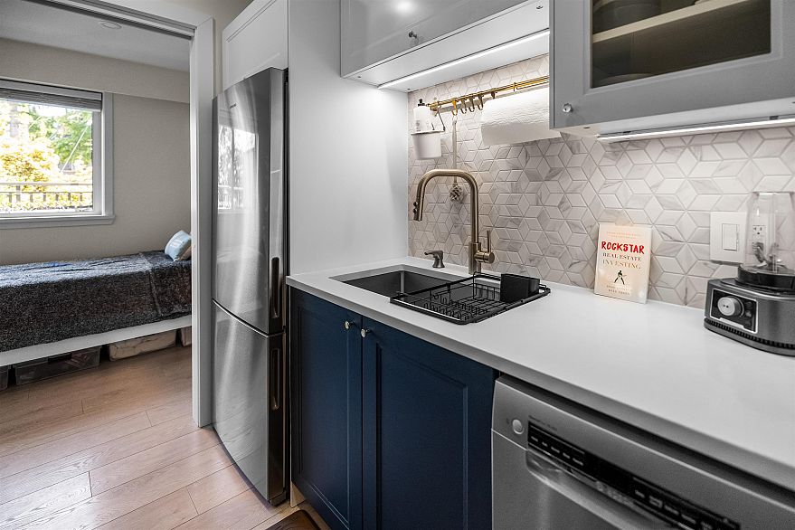 101 2121 W 6th Avenue