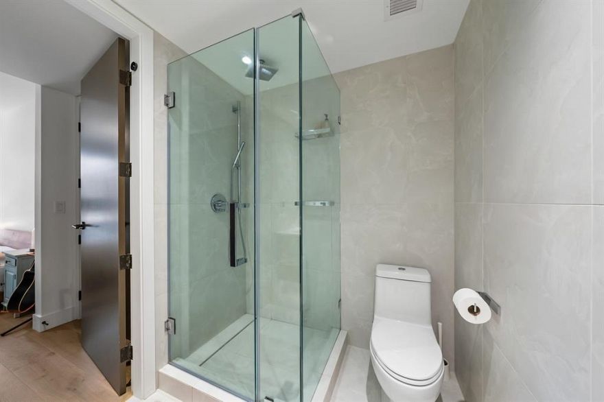 201 5089 Quebec Street