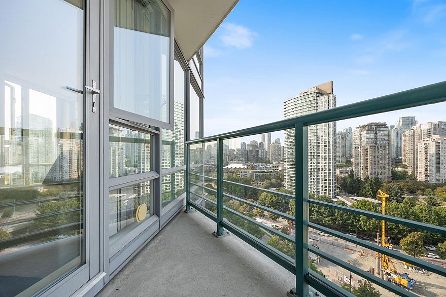 1901 1033 Marinaside Crescent