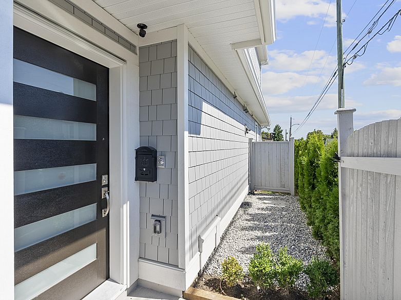 885 E King Edward Avenue