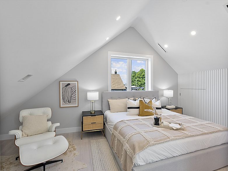 885 E King Edward Avenue