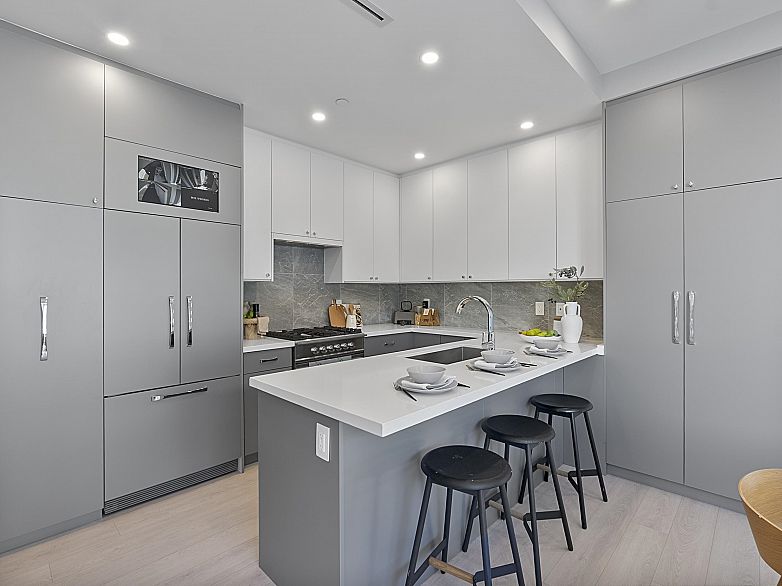 885 E King Edward Avenue