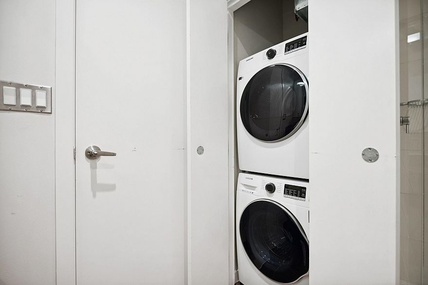 1206 1205 Howe Street