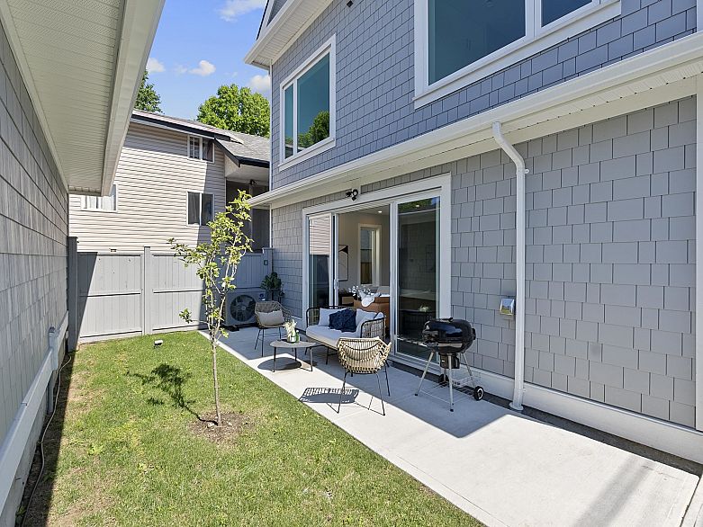 885 E King Edward Avenue