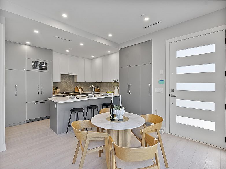 885 E King Edward Avenue