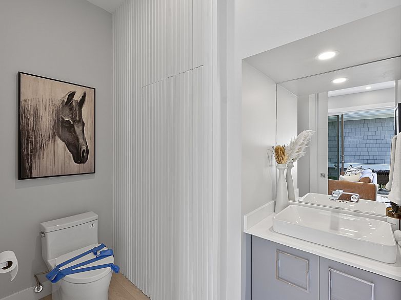 885 E King Edward Avenue