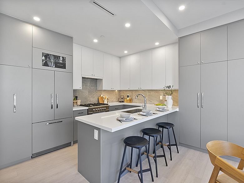 885 E King Edward Avenue