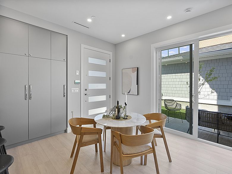 885 E King Edward Avenue