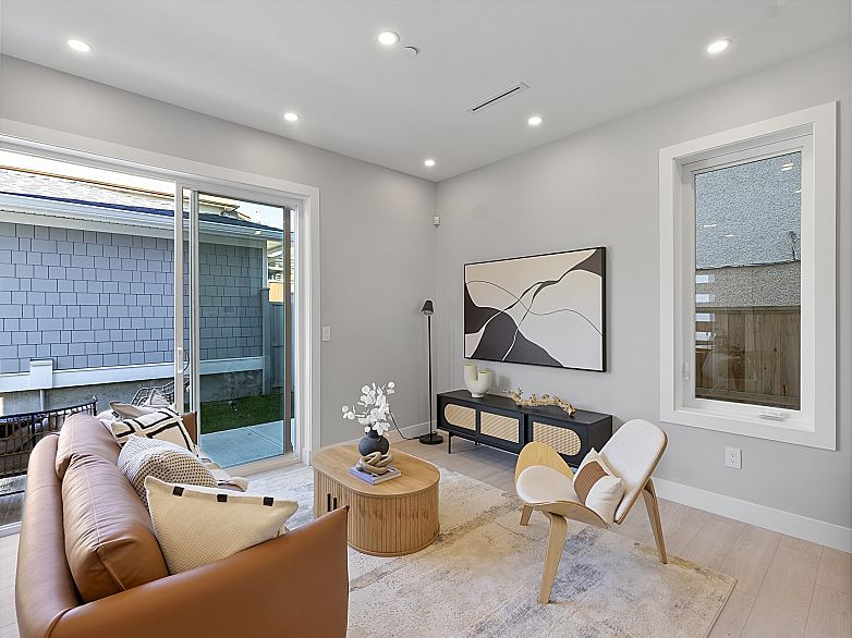 885 E King Edward Avenue