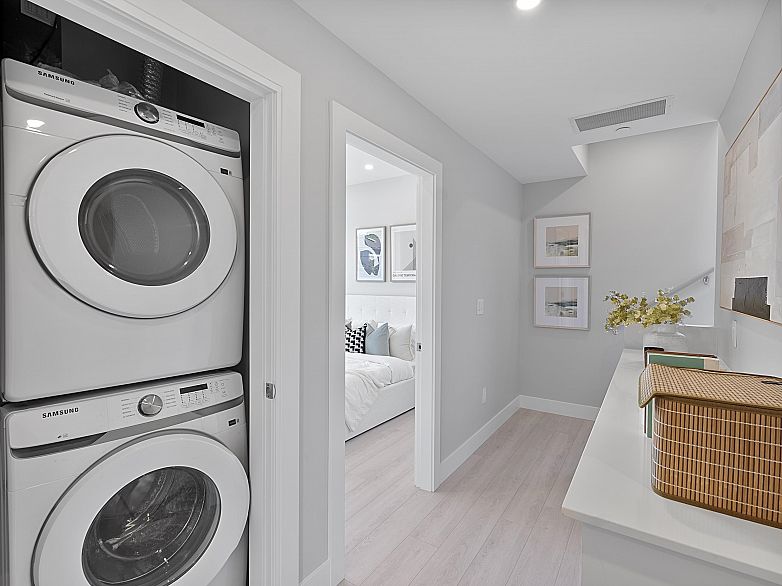 885 E King Edward Avenue