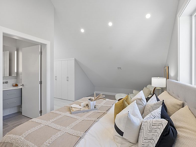 885 E King Edward Avenue