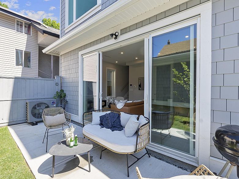 885 E King Edward Avenue