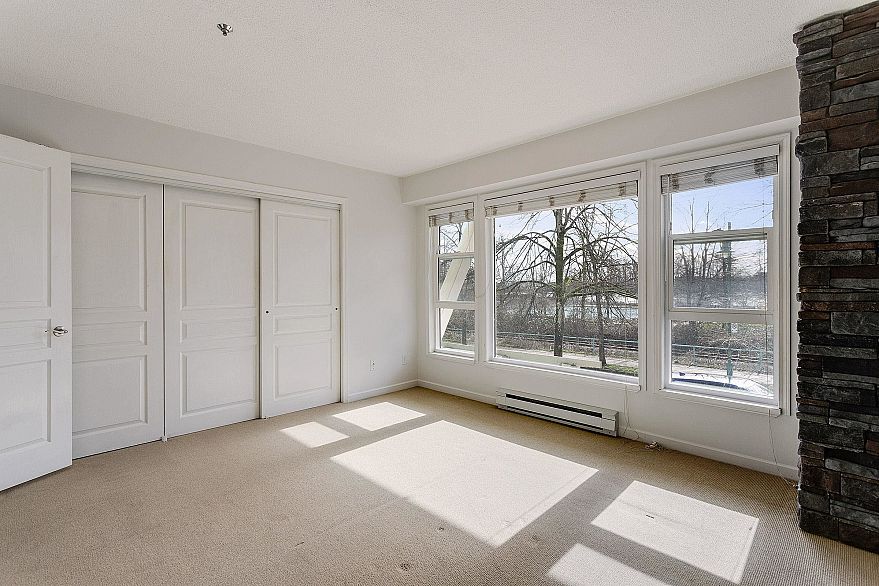 28 2723 E Kent Avenue North