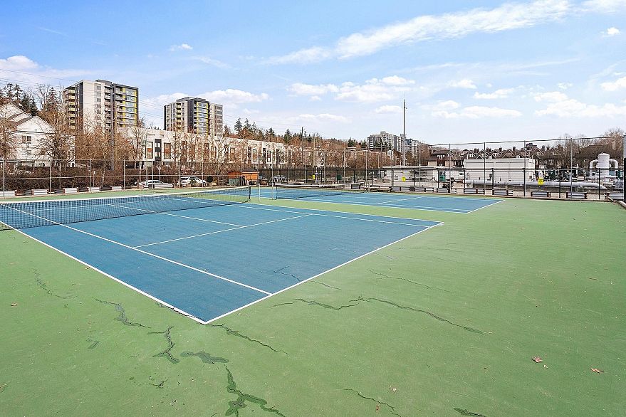 28 2723 E Kent Avenue North