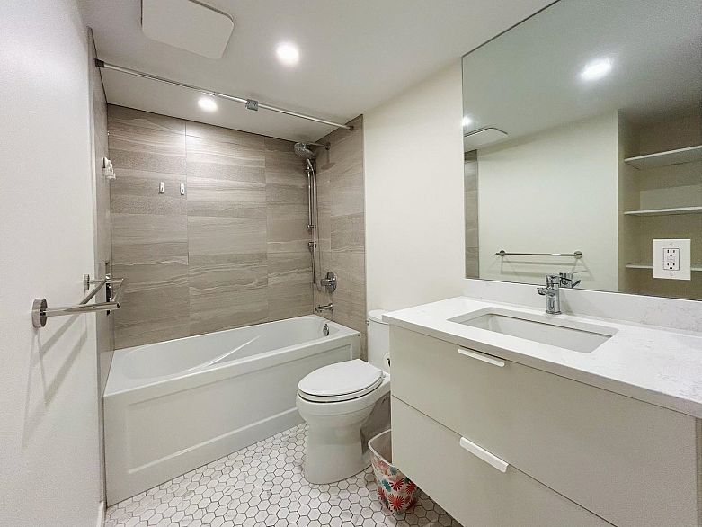 606 1740 Comox Street