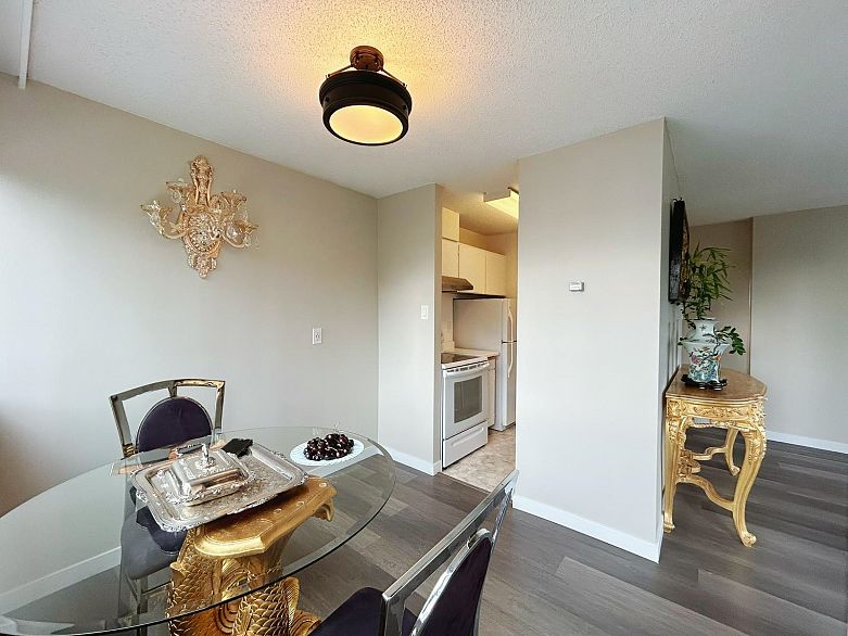 606 1740 Comox Street