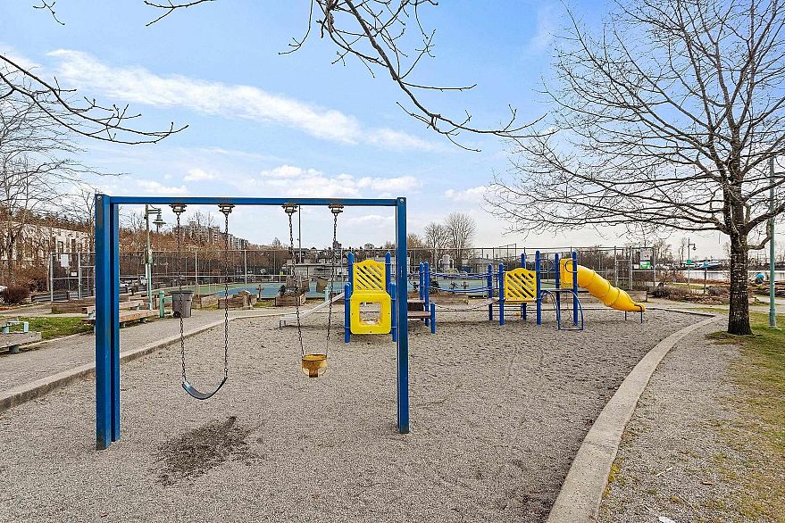 28 2723 E Kent Avenue North