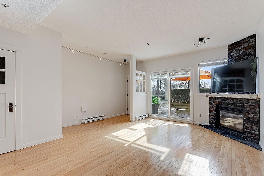 28 2723 E Kent Avenue North