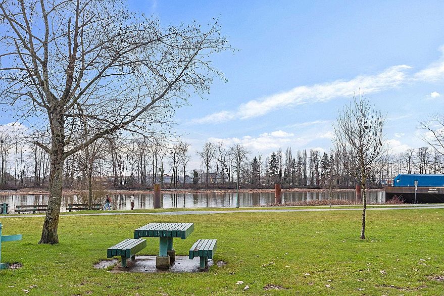 28 2723 E Kent Avenue North