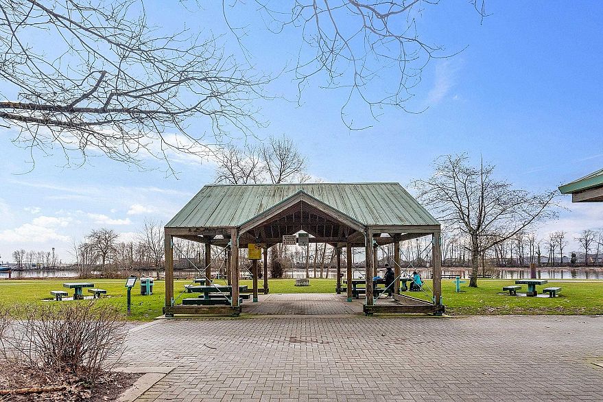 28 2723 E Kent Avenue North