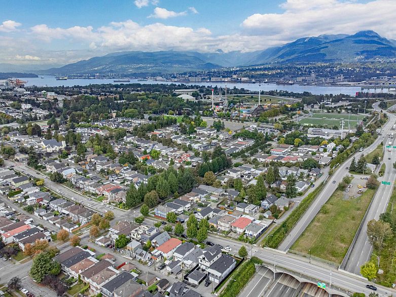 2 3344 Adanac Street