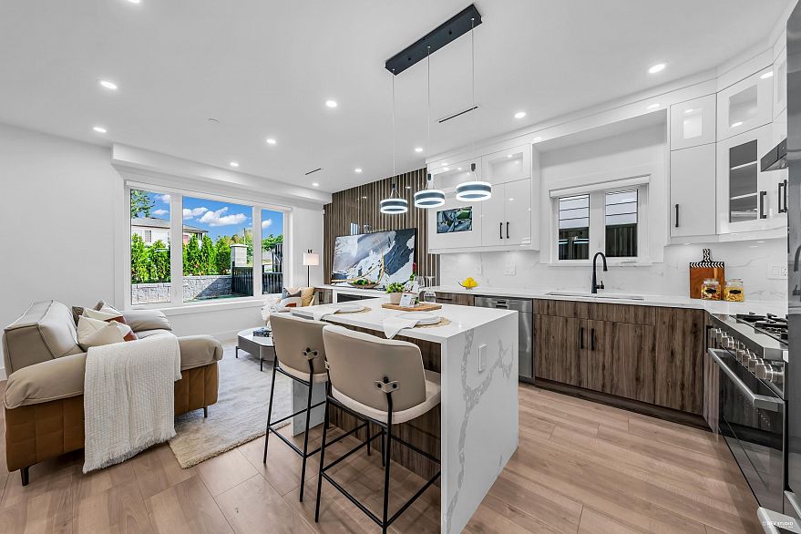 2 3344 Adanac Street