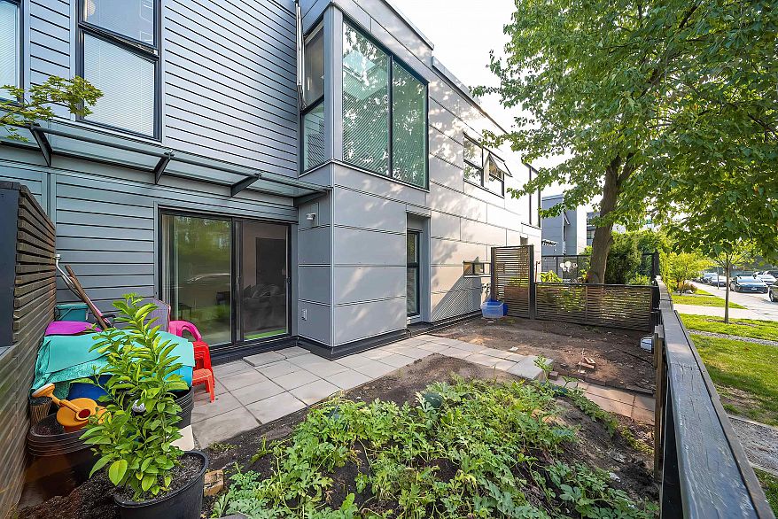 3 488 Jackson Avenue