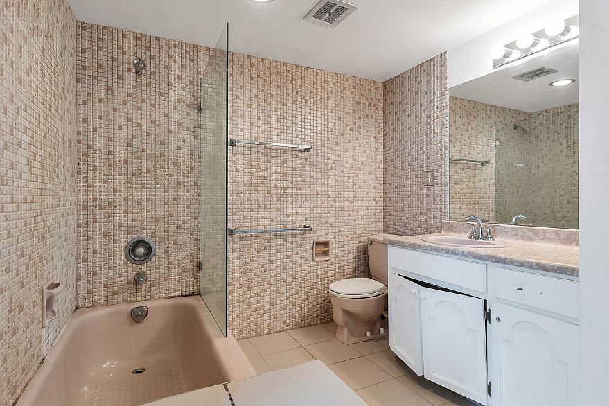 201 845 Chilco Street