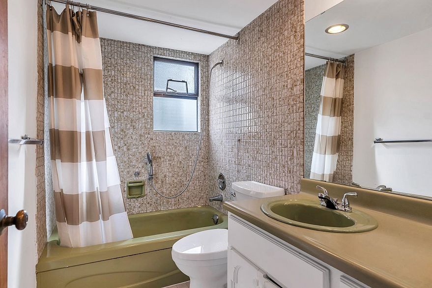 201 845 Chilco Street