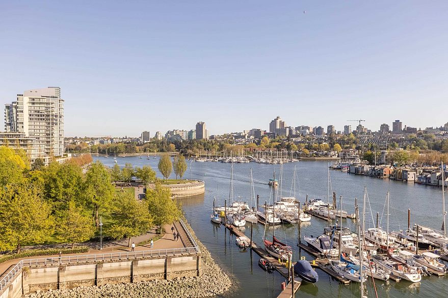 701 628 Kinghorne Mews