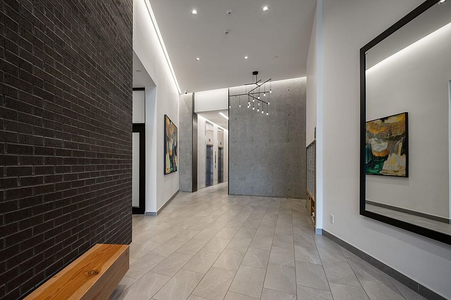 401 210 E 5th Avenue