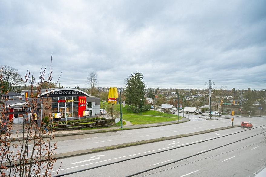 303 3423 E Hastings Street