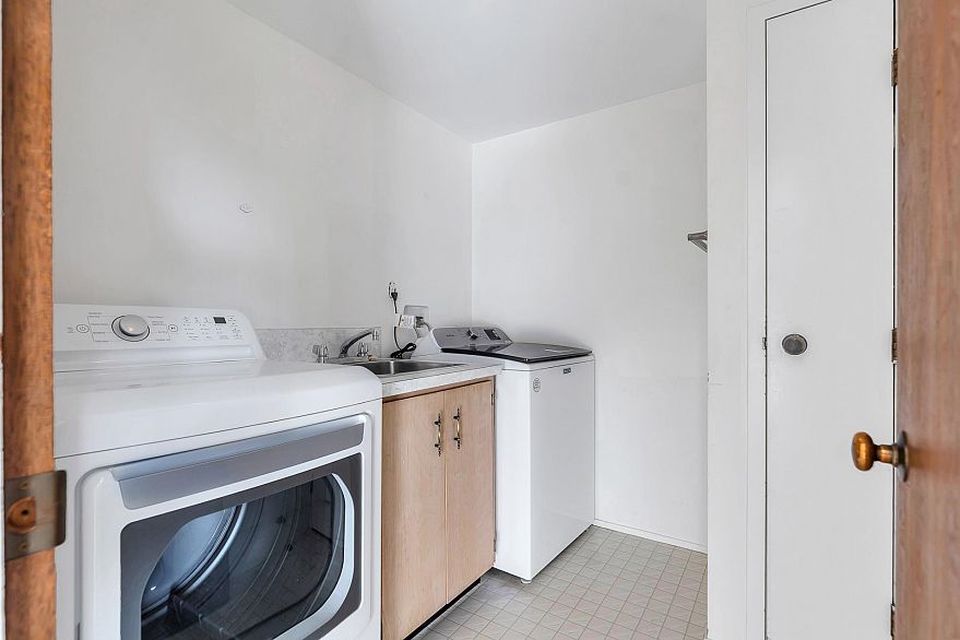 201 845 Chilco Street