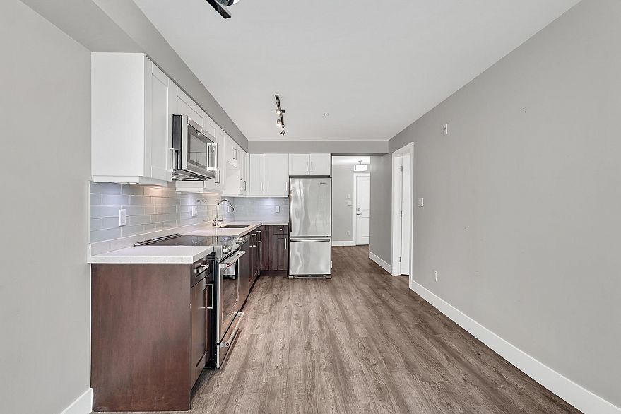 208 707 E 43rd Avenue